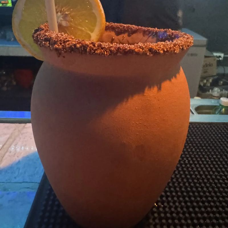 Cantaritos de 1 litro en la barra de un bar